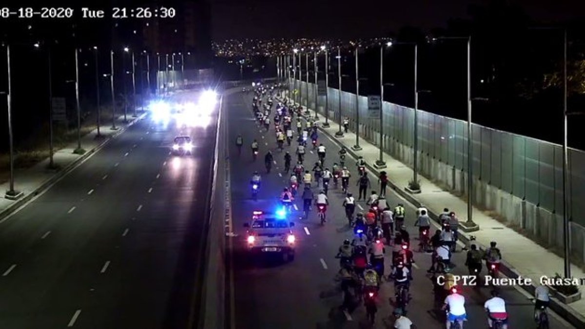 Cerca de un millar de ciclistas rodaron hasta la entrada de la isla Mocolí.