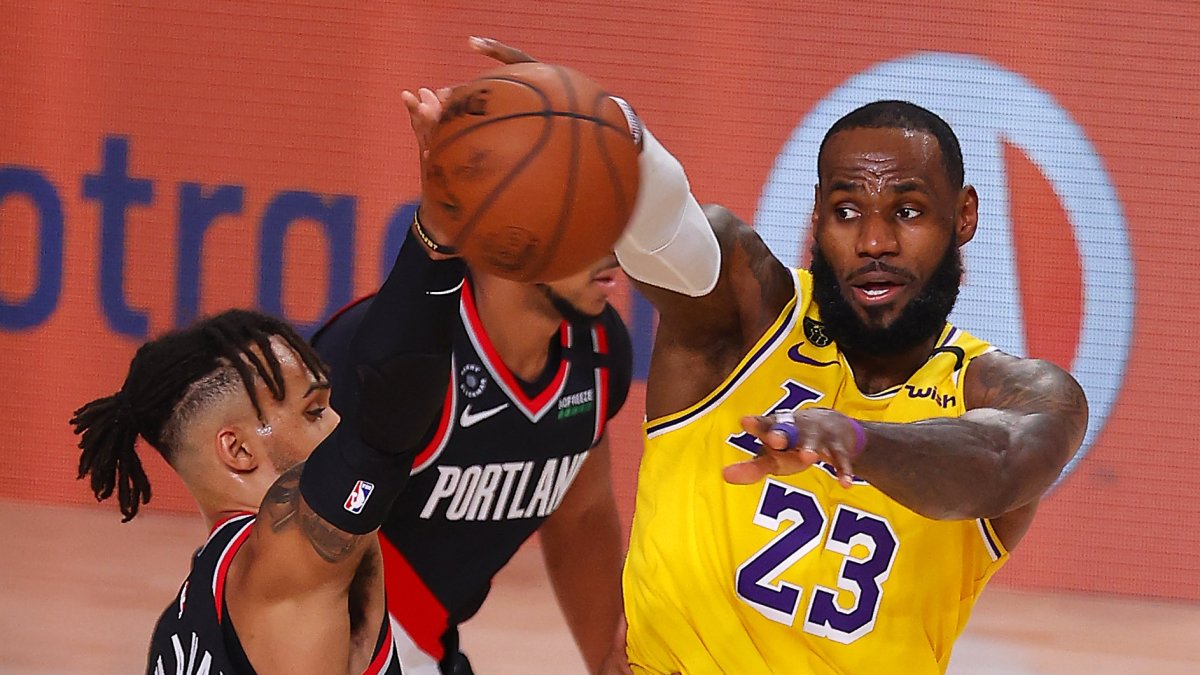 LeBron James (23) de Los Angeles Lakers disputa la pelota ante Gary Trent Jr. (2) de los Portland Trail Blazers.