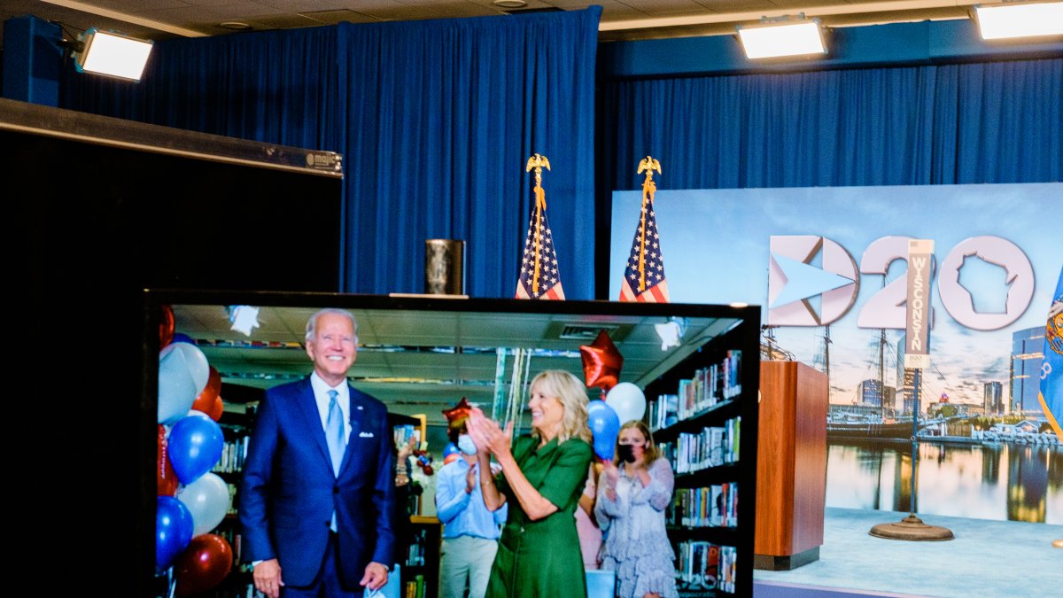 Joe Biden y su esposa, Jill Biden,  después de ganar los votos para convertirse en candidato presidencial de los demócratas