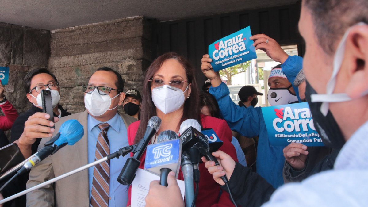 Los militantes de la revolución ciudadana ya tienen hasta los afiches alusivos al binomio Arauz- Correa.