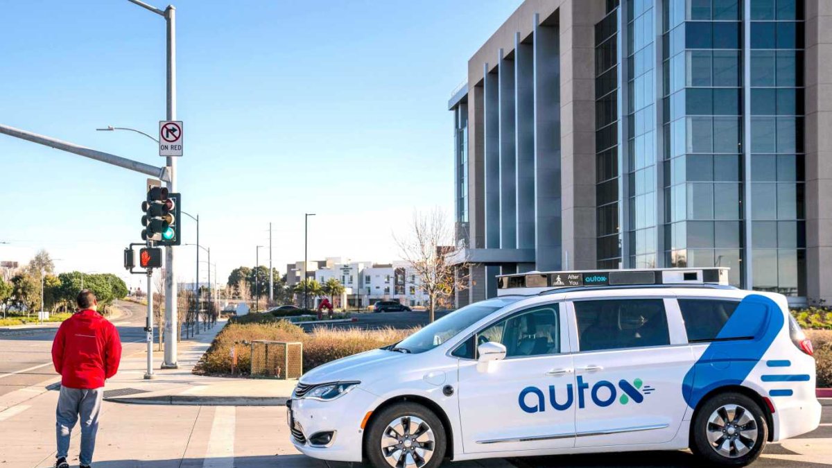 Auto-X anunció el lanzamiento de 100 taxis autónomos.