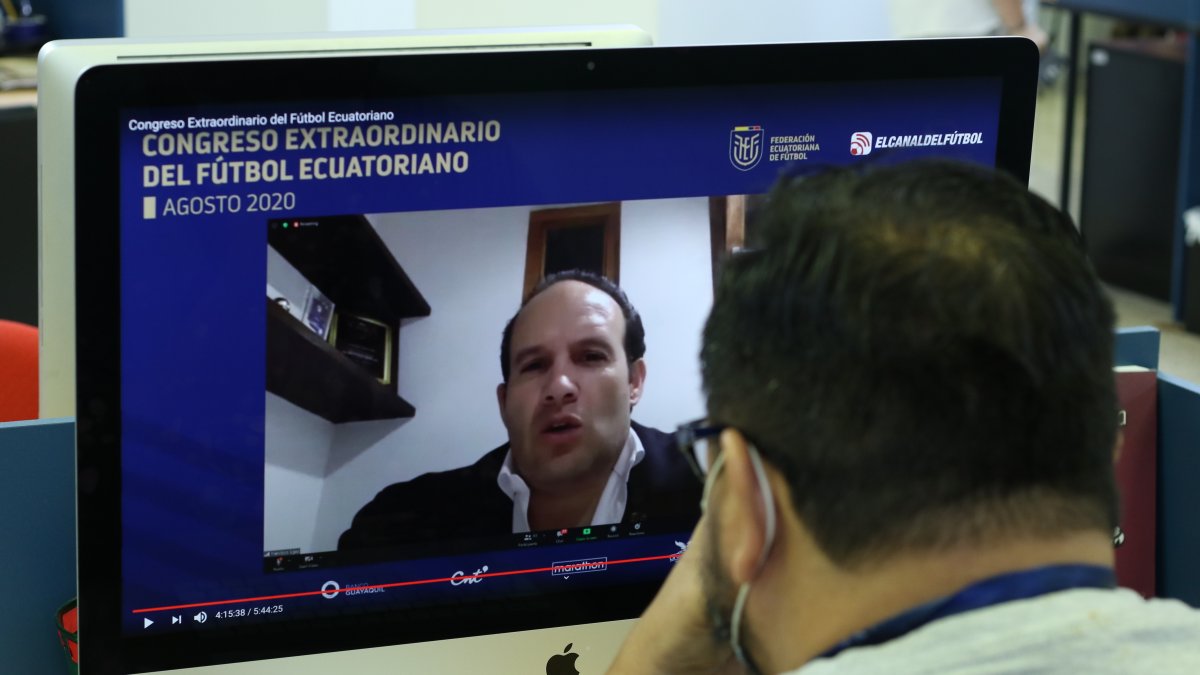 Francisco Egas, presidente de la FEF, se pronuncia en una de sus intervenciones del Congreso de FEF.