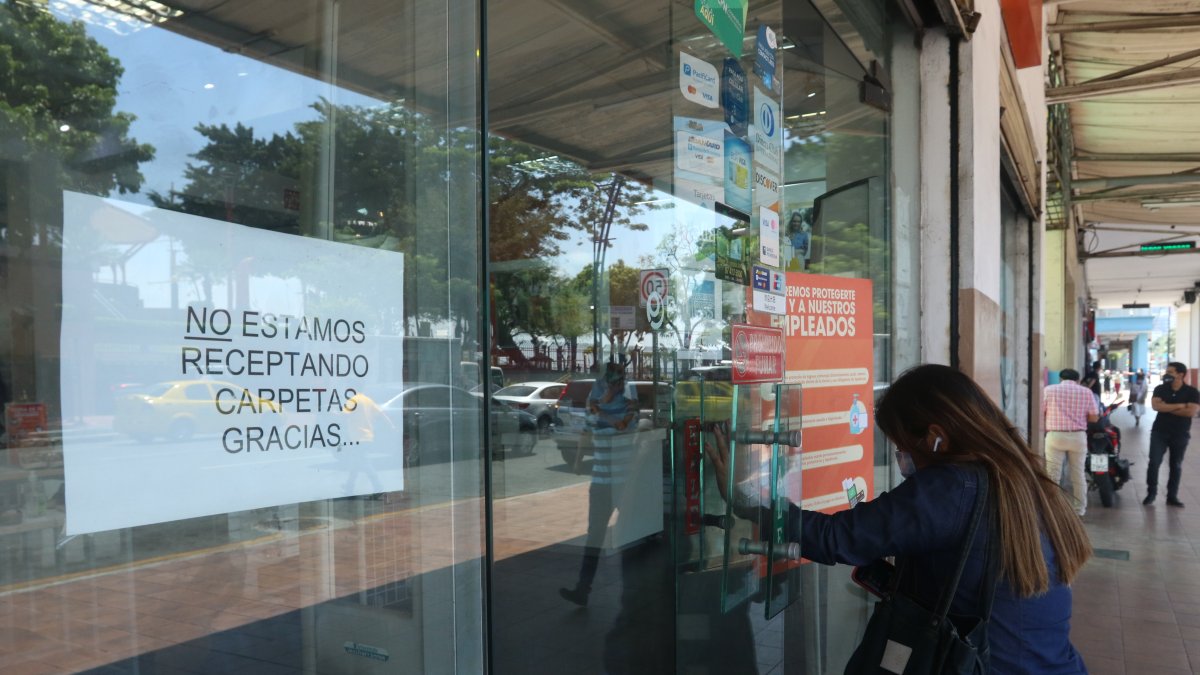 El deterioro del mercado laboral se plasma en los letreros de locales que dicen que no hay vacantes, pero las cifras oficiales no miden aún la precariedad.