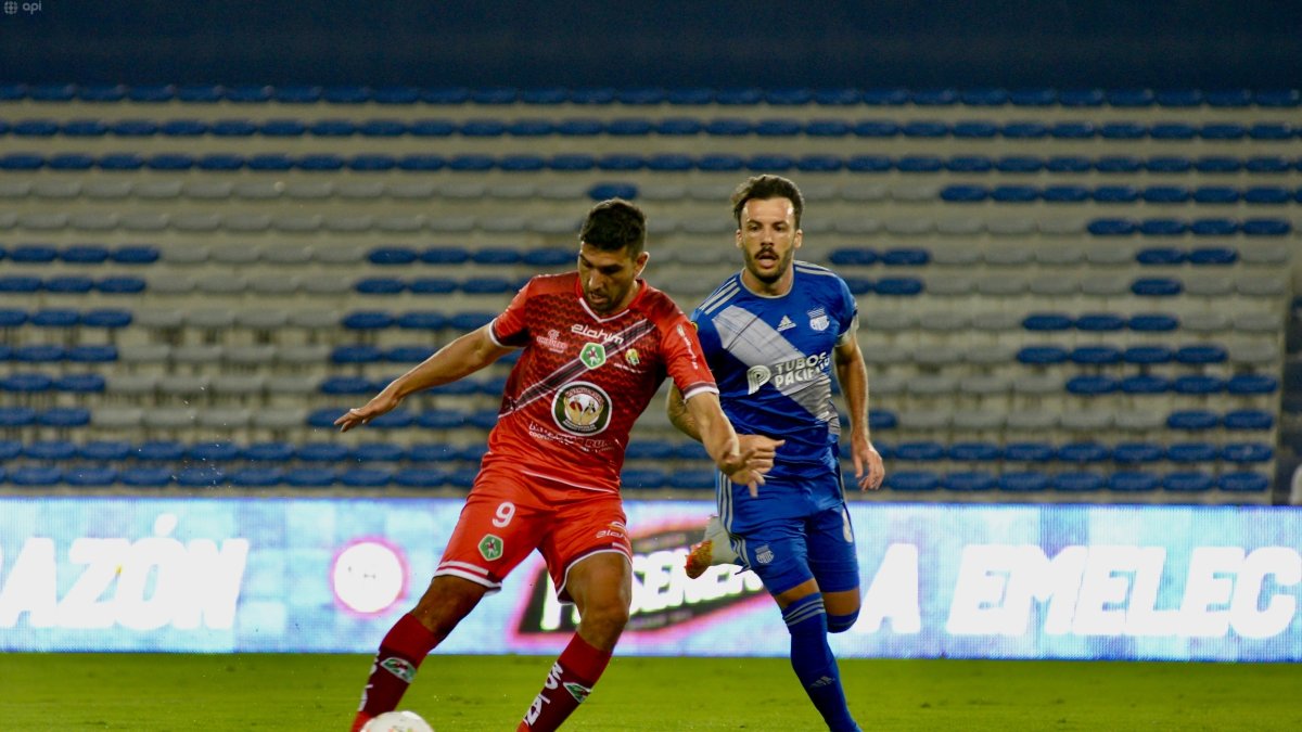 Los azules arrimaron al ‘ponchito’ contra su arco, pero no pudo vencer al portero Ivan Brun.