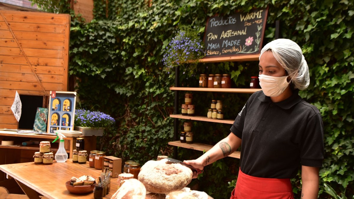 Las dificultades para sacar a flote Casa Warmi tras los primeros meses de la pandemia llevó a que sus propietarios propusieran a sus trabajadores convertir el negocio en cooperativa.