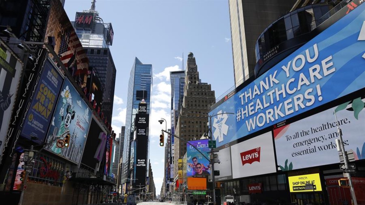 Las calles de Manhattan, uno de las cinco zonas en que está dividida la ciudad de Nueva York, luce casi vacía. Antes de la pandemia era el centro del turismo y consumo de esta ciudad estadounidense.