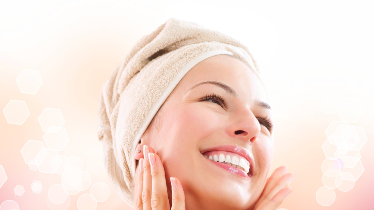 Mujer saliendo del baño, después de haberse rociado con un body splash.