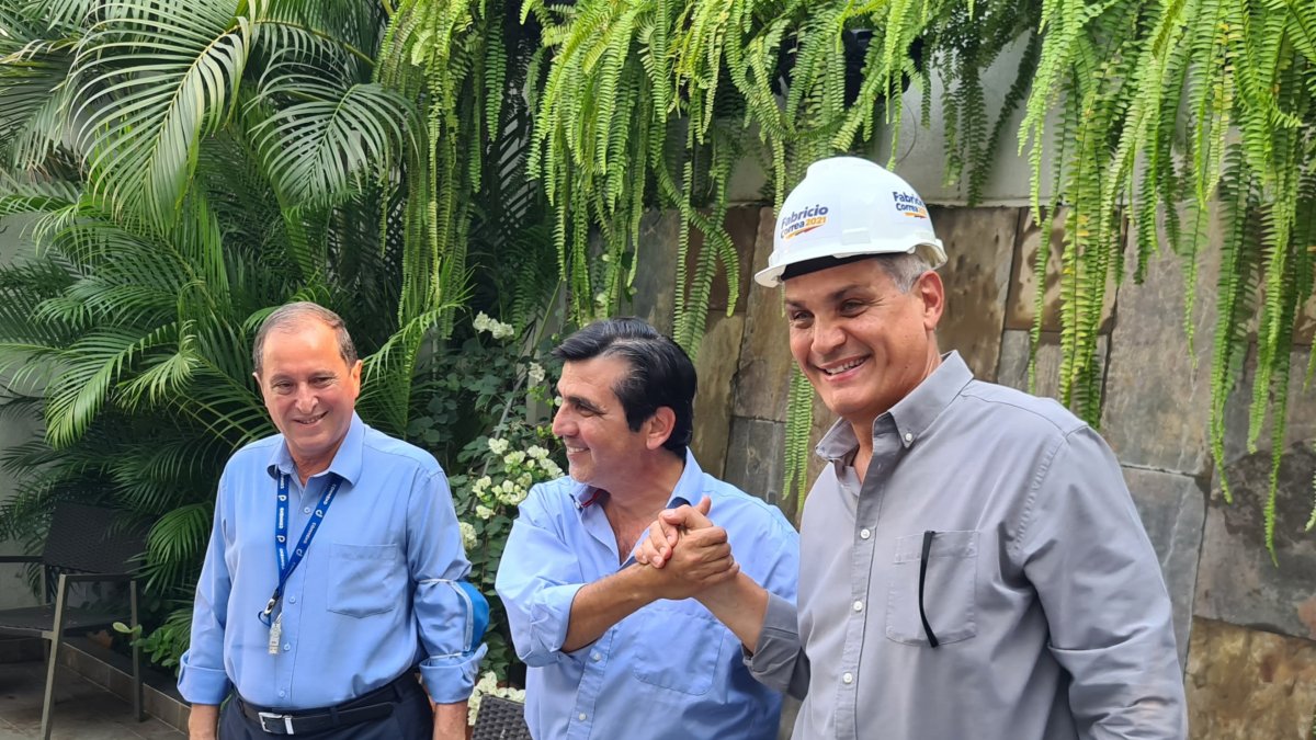 El precandidato Fabricio Correa saluda con Manuel Castilla, director nacional del movimiento Justicia Social, luego de una rueda de prensa en Guayaquil.