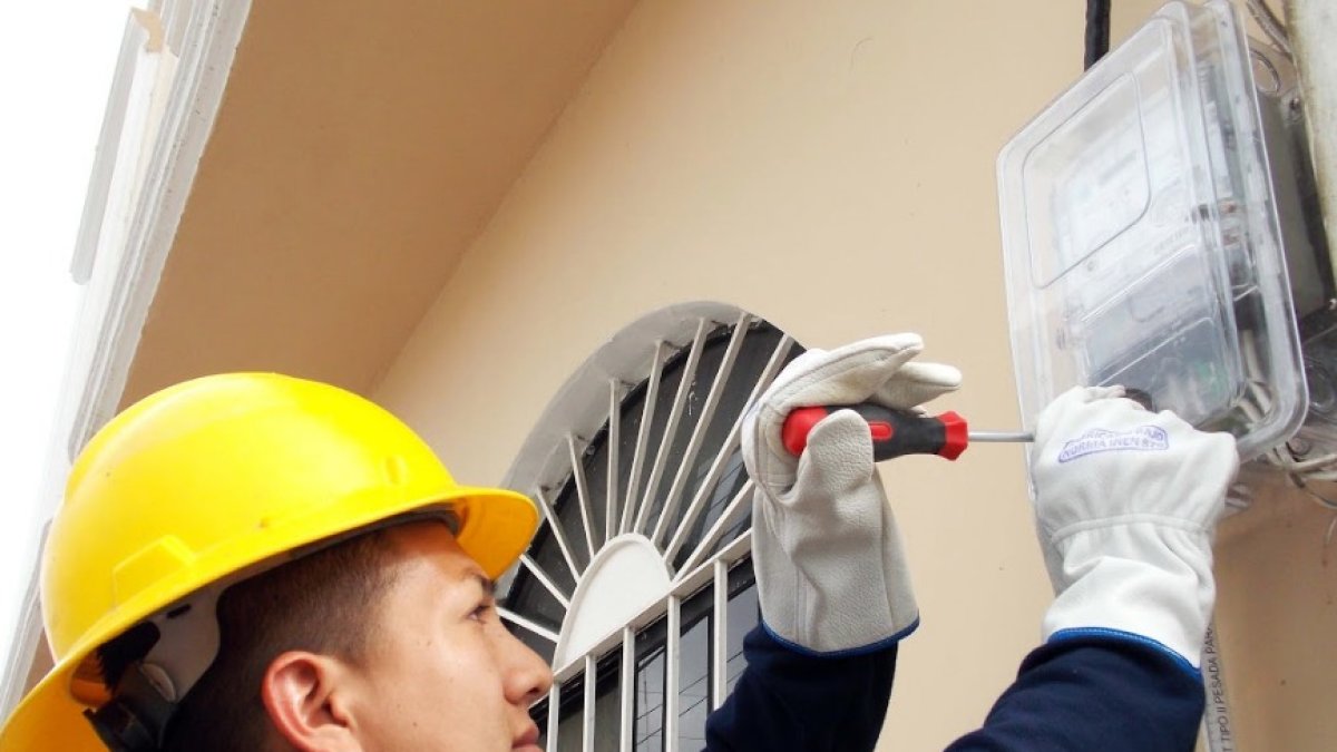 Un técnico de la Corporación Nacional de Electricidad realiza un trabajo técnico.