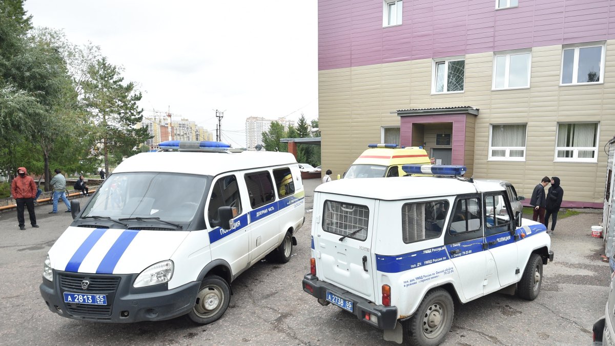 OMSK. La policía y los vehículos de ambulancia aparecen frente al hospital donde fue atendido el líder ruso.