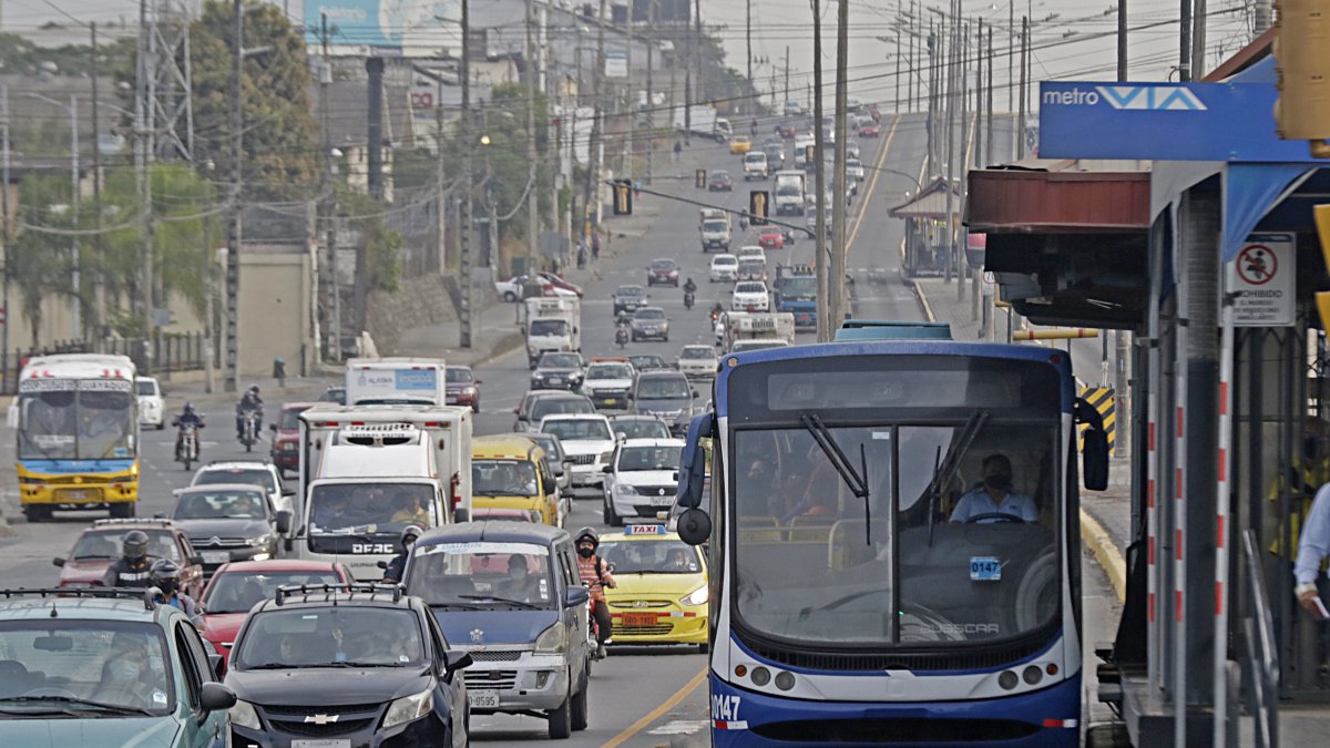 Congestionamiento. En la vía Daule, pese a que el tramo no es compartido, los conductores de autos y motos tienden a utilizar el carril debido a los atascos permanentes  