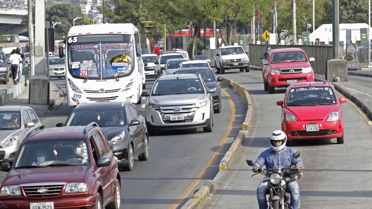 Respiro. Hasta este domingo, los vehículos podrán utilizar el carril de la metrovía.