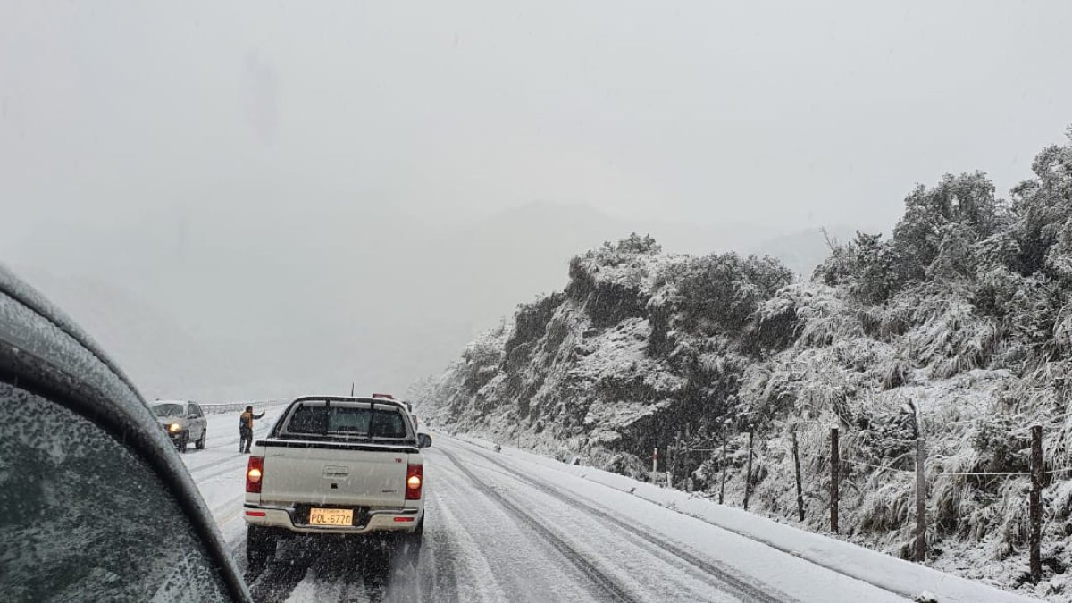 Cae nieve el viernes 21 de agosto en vía Pifo, en Quito hasta la Y de Papallacta, en la provincia de Napo.