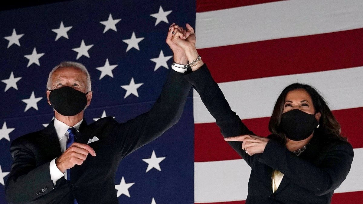 El binomio presidencial demócrata Joe Biden y Kamala Harris saludan a los partidarios fuera del Chase Center en Wilmington, Delaware, en la conclusión de la Convención Nacional Demócrata