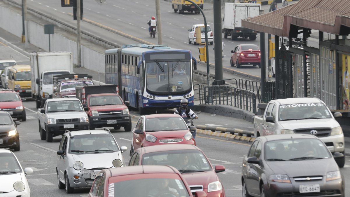Los conductores de vehículos critican la medida de hacer exclusivo el carril.