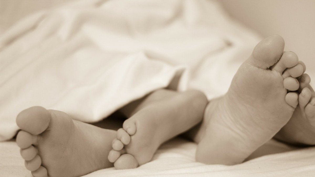 Durante el tiempo de pandemia, se recomienda a los directores a buscar alternativas creativas para simular escenas de sexo.