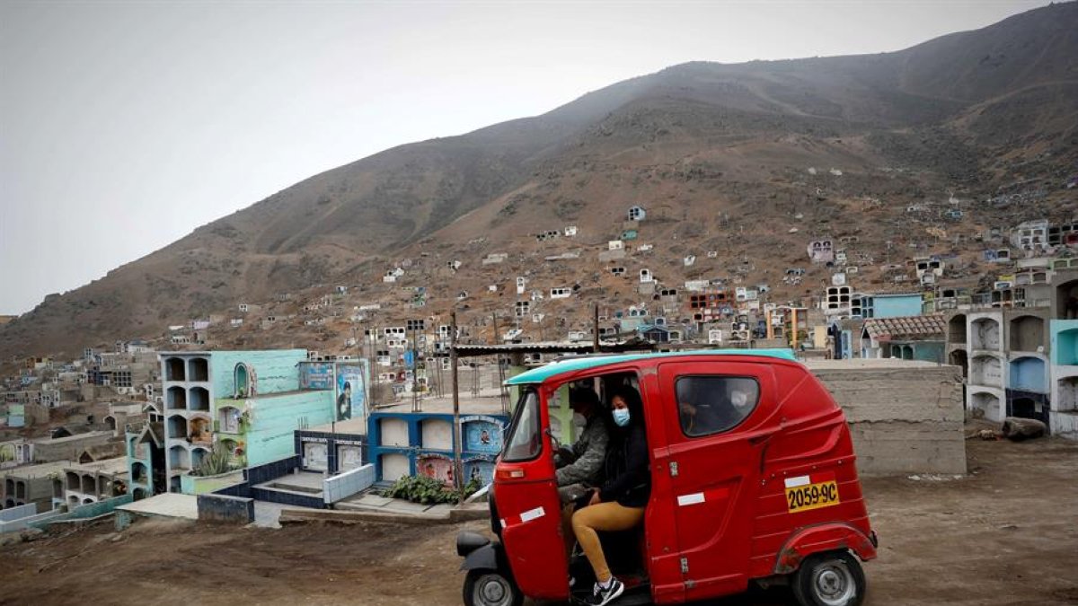 Una vista del cementerio distrital de Comas, al sur de Lima, la capital de Perú.