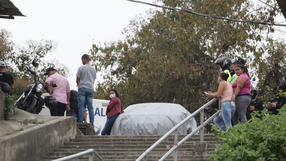 Los agentes fueron hallados en la parte alta de un cerro, cerca de unas escalinatas, a pocos metros de la autopista Narcisa de Jesús.