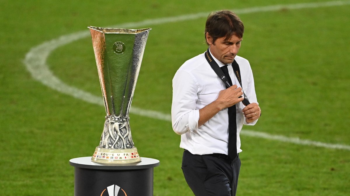 Antonio Conte pasa junto al trofeo de la Europa League que no pudo levantar