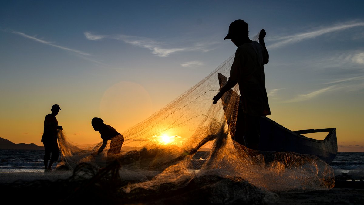 BANDA ACEH. Un pescador limpias sus redes luego de una ardua jornada en los mares de esta región de Indonesia.