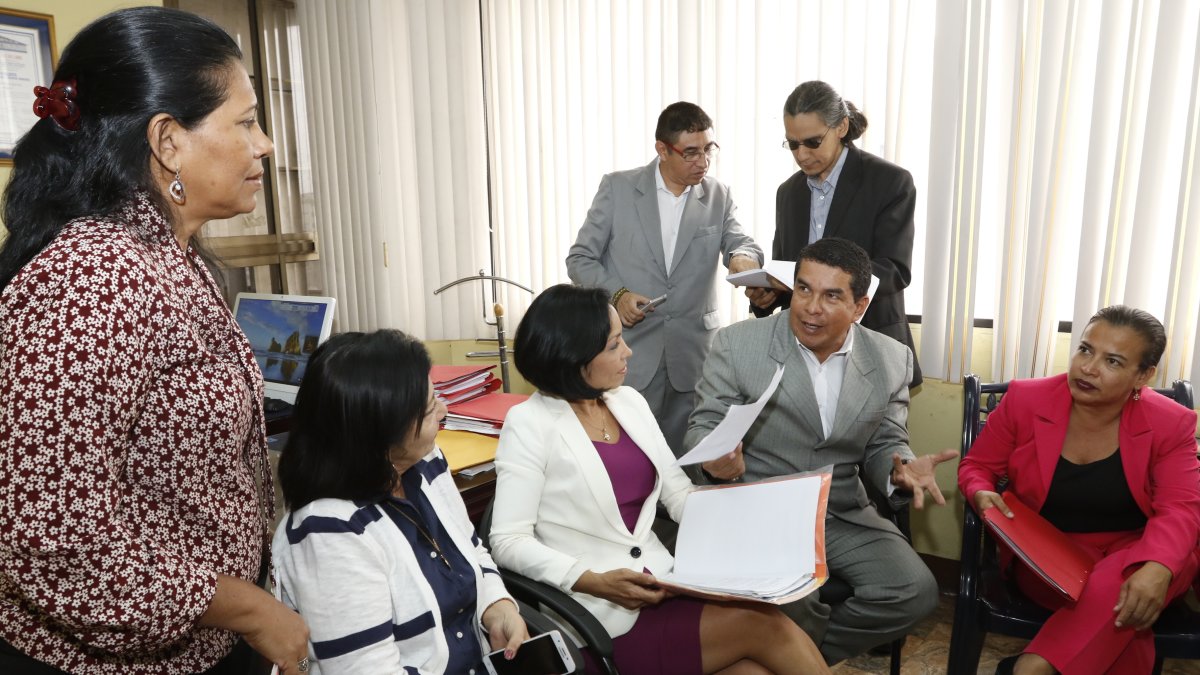 En agosto de 2017, un grupo de exjueces que fueron destituidos de la Corte de Guayas, presentaron una demanda en contra de la administración de Gustavo Jalkh.