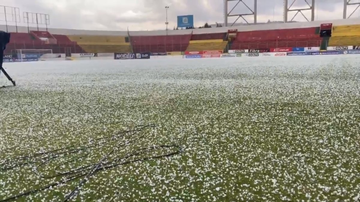 Una capa de granizo cubrió la cancha del estadio de Aucas a minutos del Superclásico