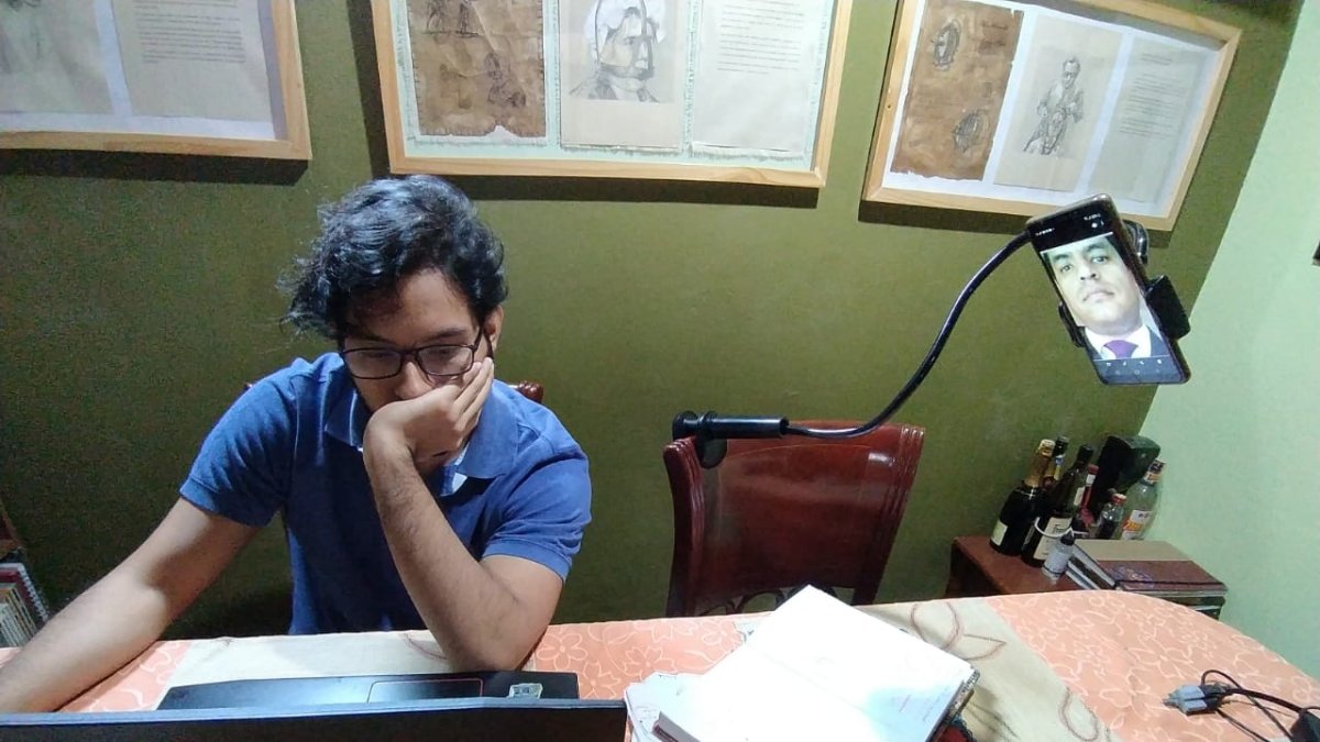 El uso de las cámaras de vídeo de las computadoras o de los teléfonos celulares son parte de las herramientas solicitadas por los maestros para observar a los alumnos durante la prueba.