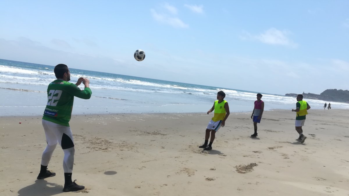 Los jugadores del Sporting Club Ecuador en una práctica en la playa