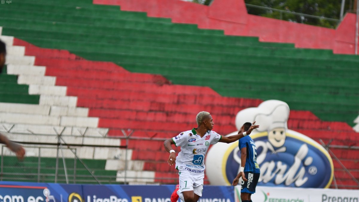 Luis Gómez, de Liga (P), celebra uno de sus tantos.