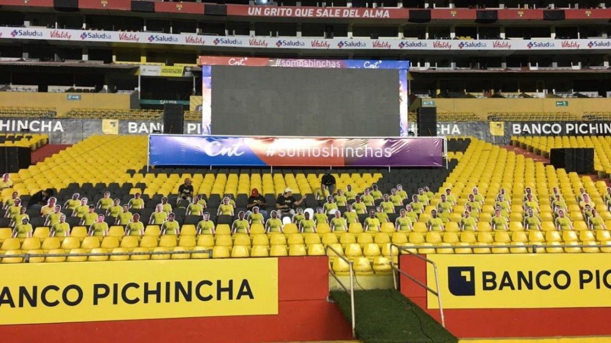 Imágenes con hinchas de Barcelona ya están en las graderías del Monumental para el Clásico.