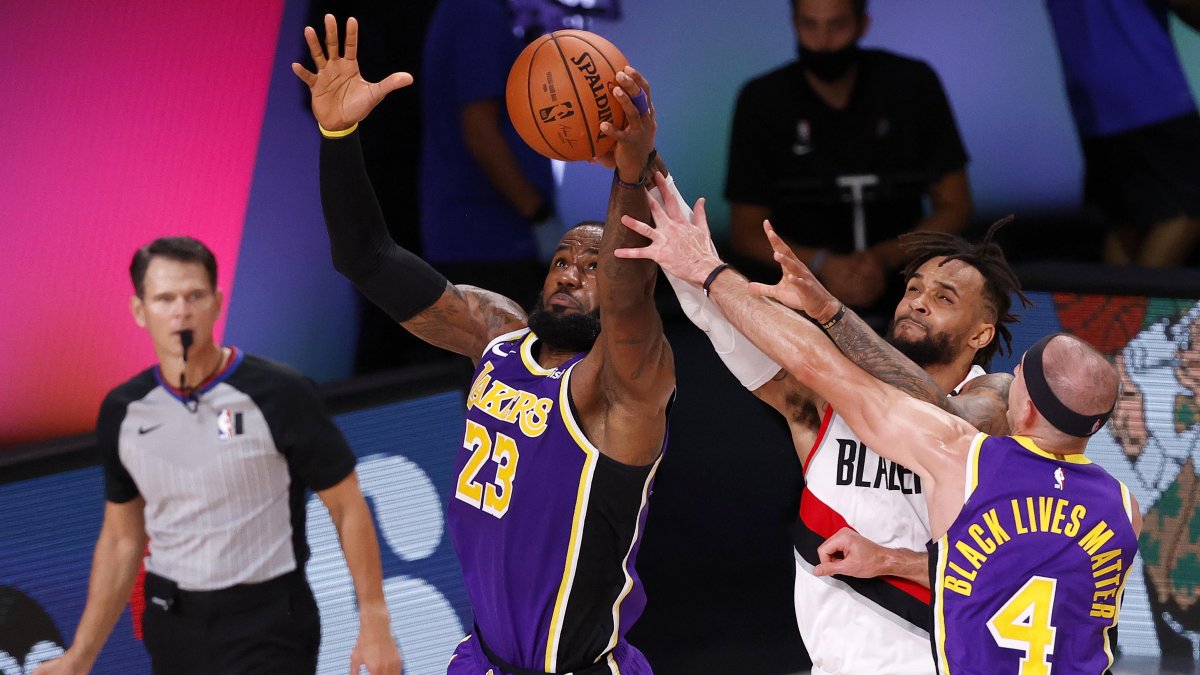LeBron James se enfrenta con Gary Trent Jr. de Portland Trail Blazersand en el partido de la noche del sábado 23 de agosto de 2020