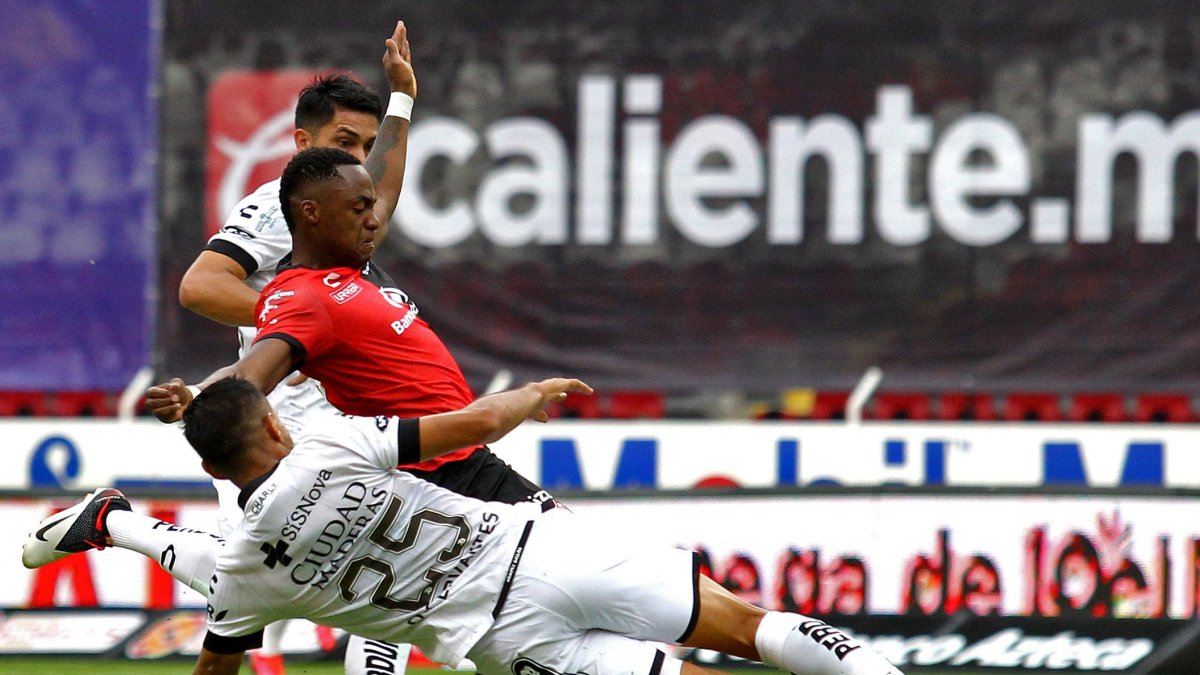 Renato Ibarra, volante tricolor del Atlas, pelea el balón con Daniel Cervantes.