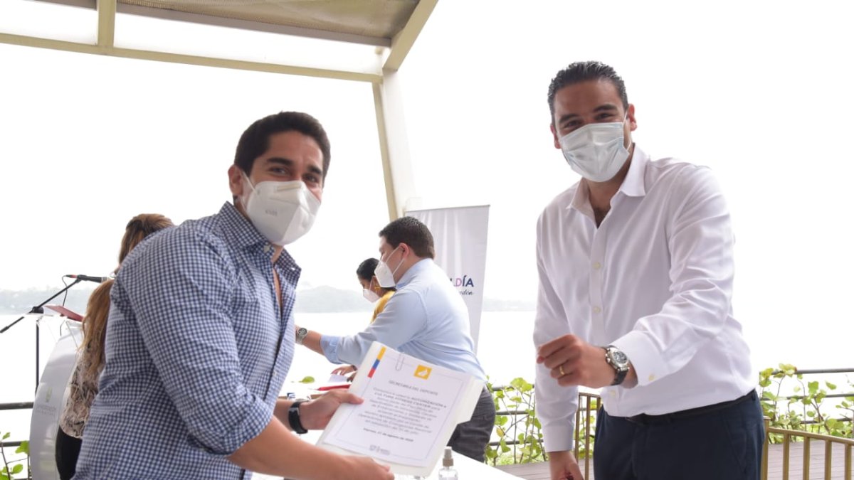 Autoridades de Samborondón entregaron cartas de autorización a empresarios dueños de gimnasios.