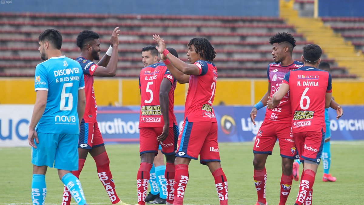 Los jugadores de El Nacional festejan el primero gol, anotado a los cinco minutos de penal