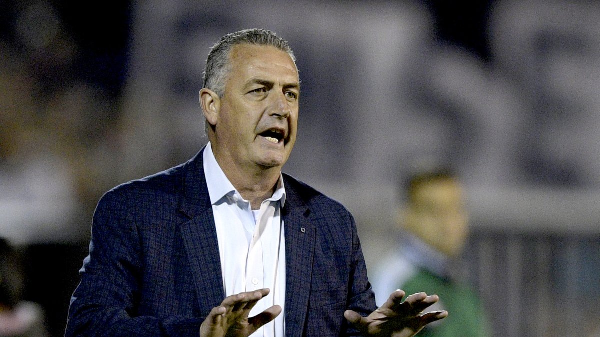 Gustavo Alfaro nunca antes ha estado en el banquillo de una selección nacional.