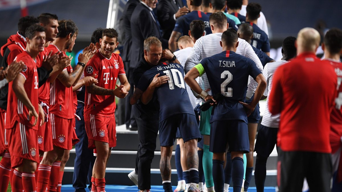 El entrenador del Bayern de Múnich, Hans-Dieter Flick, reconforta al brasileño Neymar del Paris Saint Germain antes de recibir el trofeo de la Champions.