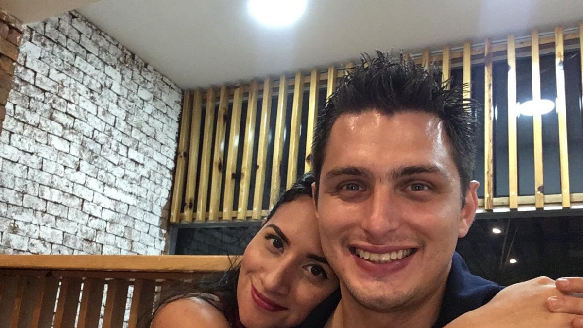 Santiago Jaramillo junto con su esposa, Ornella Zambrano.