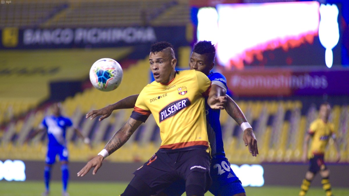 Jonathan Álvez, delantero de Barcelona, es marcado por Jackson Rodríguez, defensa de Emelec.