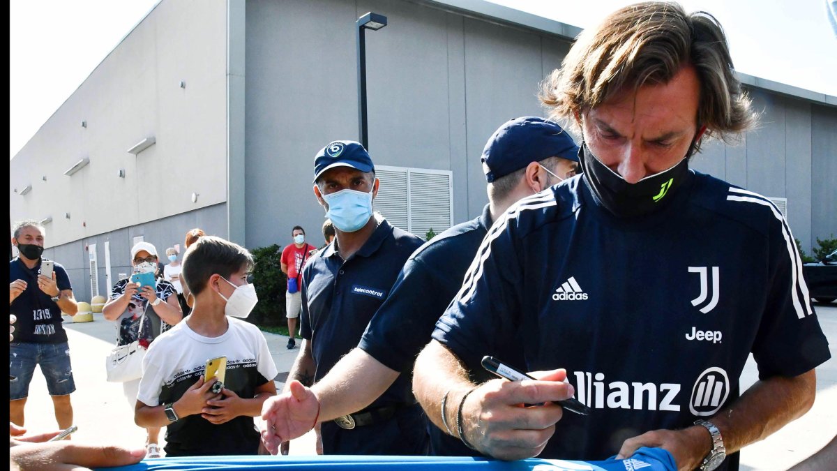 Andrea Pirlo, flamante entrenador de la Juventus, recibió muestras de cariño de parte de los aficionados del conjunto de Turín.