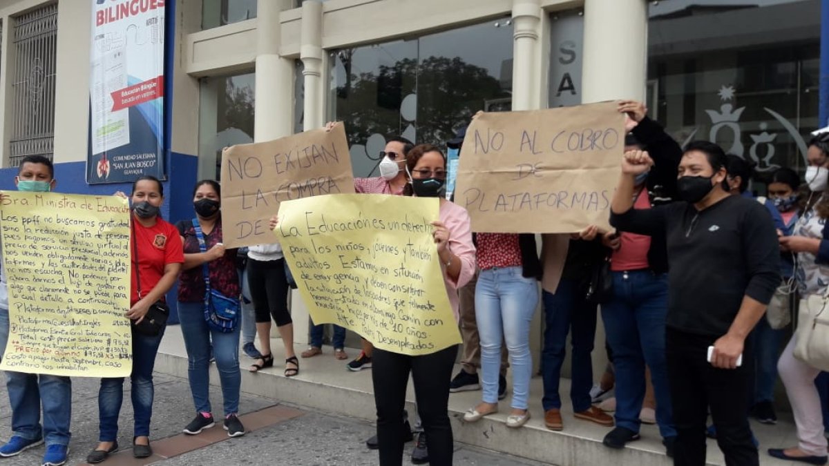 Plantón. Decenas de padres se congregaron en los exteriores de los colegios para exigir que les reduzcan los valores a pagar.