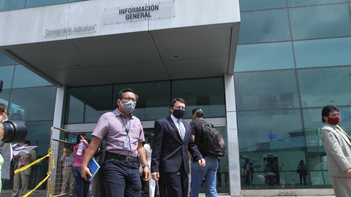 Cristián Castelblanco, procurador síndico municipal, saliendo de la audiencia en la fiscalía.