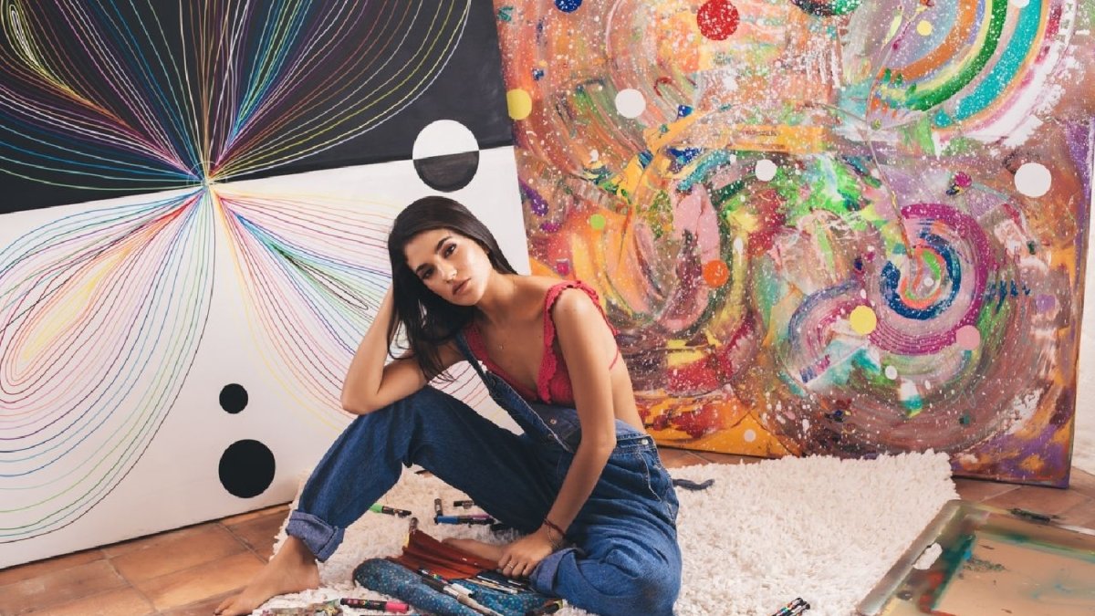 Sus cuadros demuestran su inclinación por el arte abstracto.