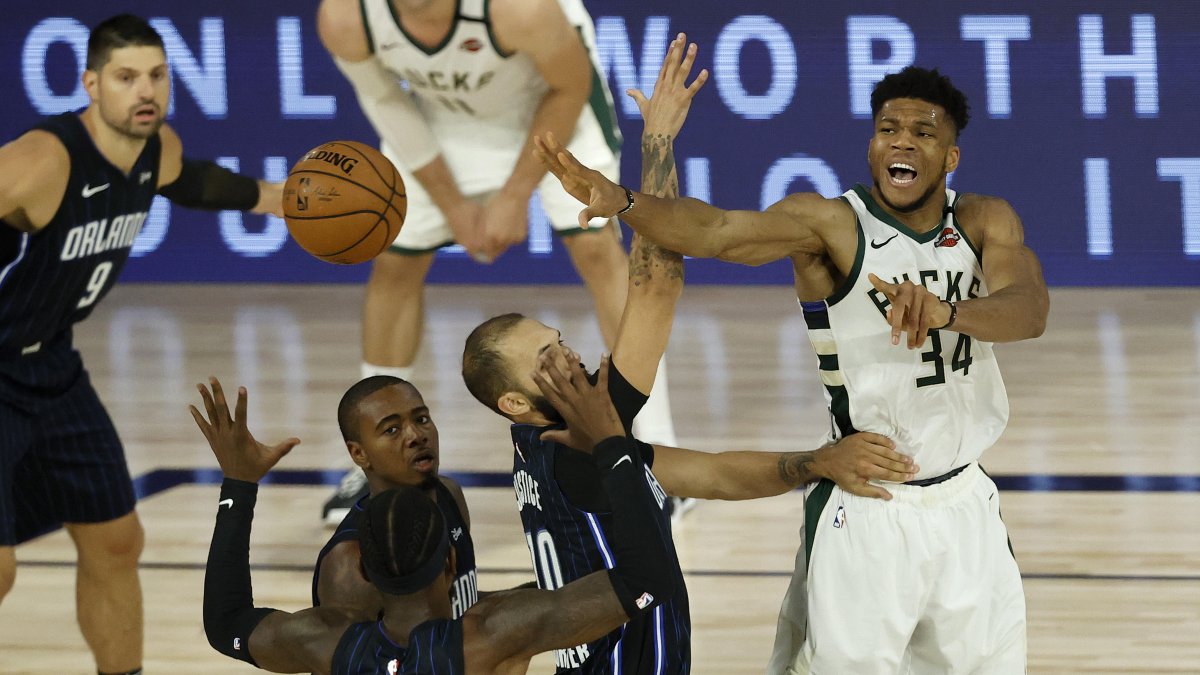 Giannis Antetokounmpo (d) rozó el triple-doble con 31 puntos, 15 rebotes y 8 asistencias.