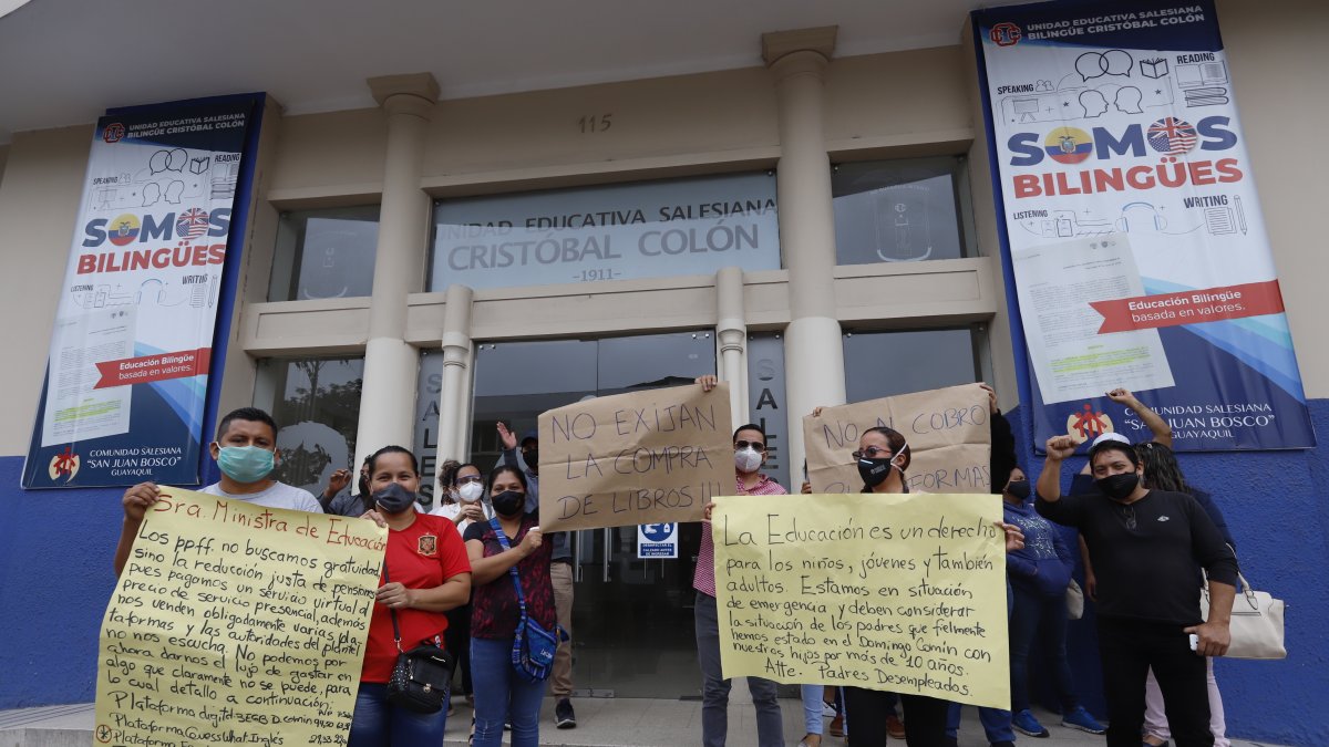 Padres de familia del Cristóbal Colón y Domingo Comín, realizaron un plantón pacífico.