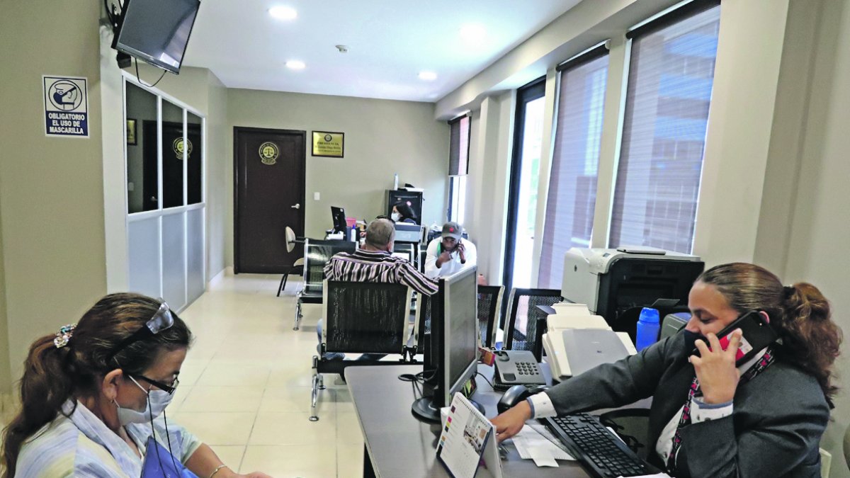 Actividades. El Colegio de Abogados del Guayas atiende con normalidad dentro de los parámetros de seguridad.