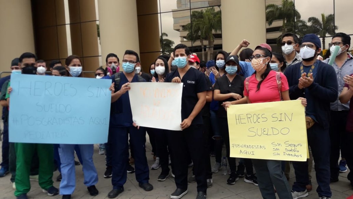 Hecho. Decenas de internos se congregaron en los exteriores del Gobierno del Litoral, este 24 de agosto.