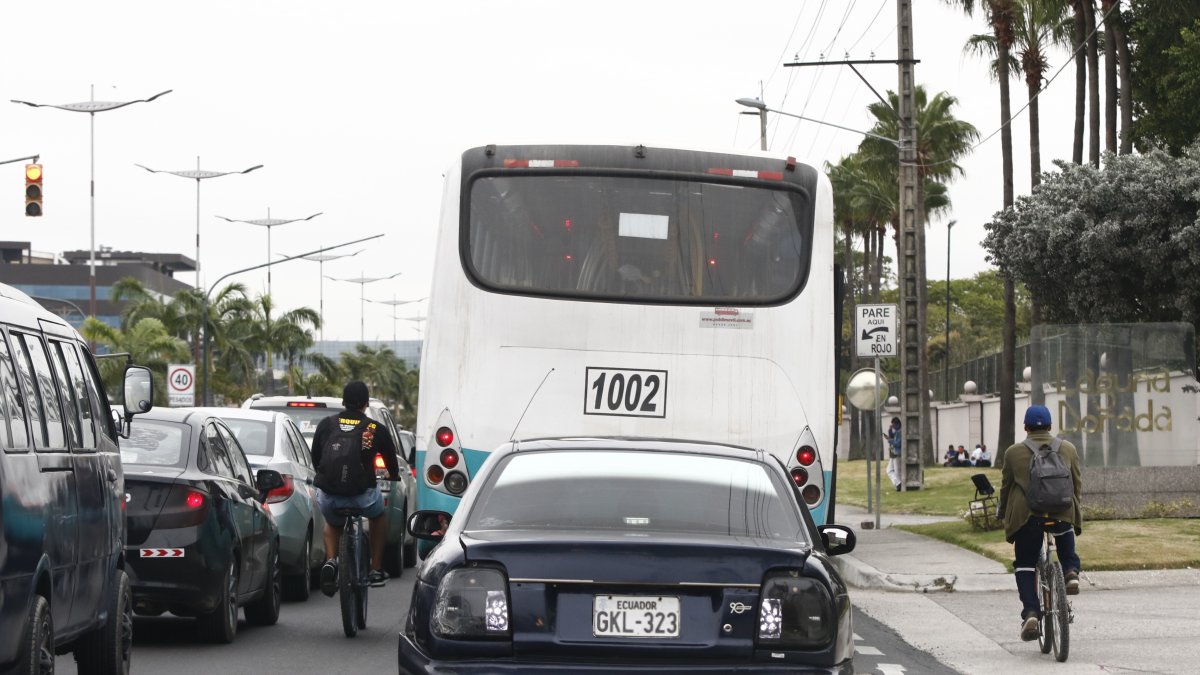 La ciclovía. En los primeros kilómetros de la arteria, debido a que la obra es inexistente, los ciclistas circulan junto a los buses, motos y vehículos livianos.