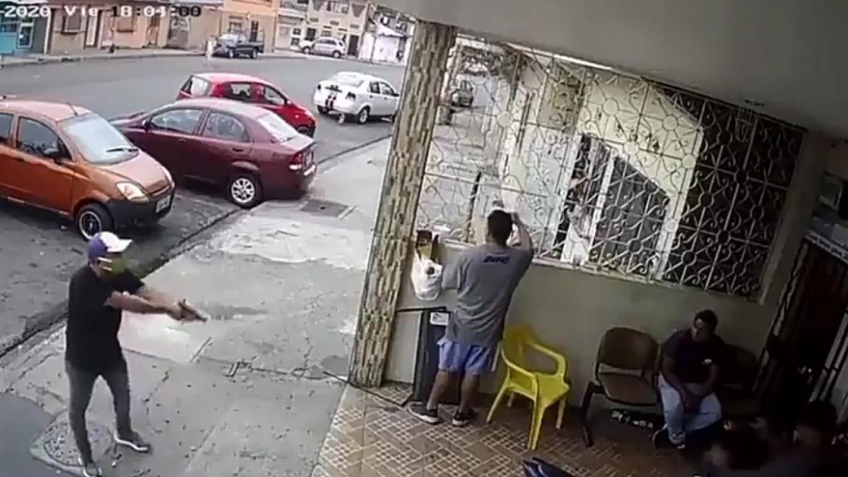 Los antisociales llegaron en una motocicleta y apuntan a las víctimas.CAPTURA DE VÍDEO