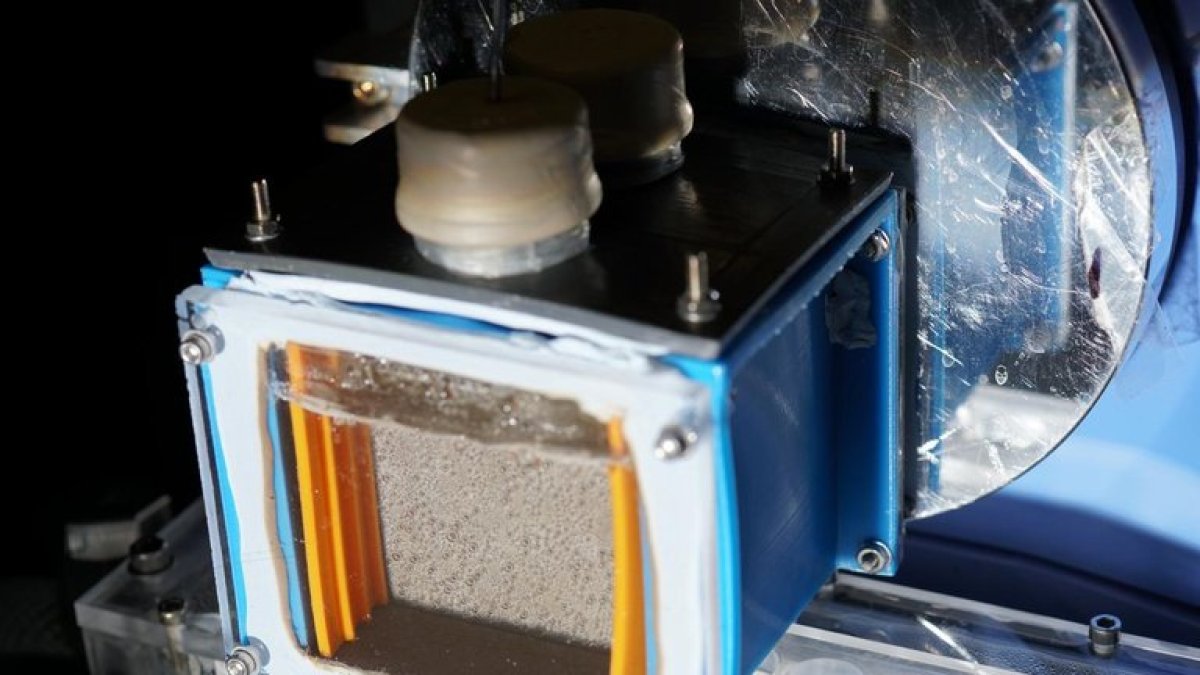 Este dispositivo, desarrollado por un equipo de la Universidad de Cambridge, es un paso significativo hacia el logro de la fotosíntesis artificial, un proceso que imita la capacidad de las plantas para convertir la luz solar en energía.