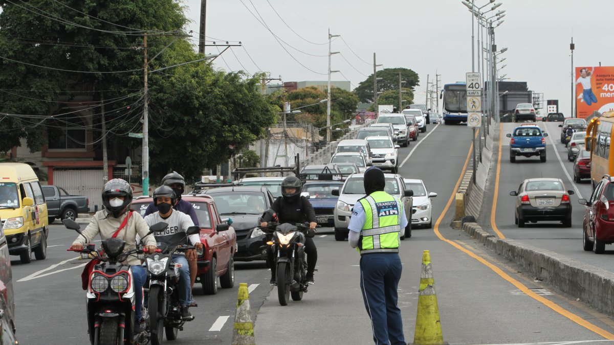 Hecho. Desde el lunes 24 de agosto la ATM prohibió invadir los carriles exclusivos de la Metrovía.